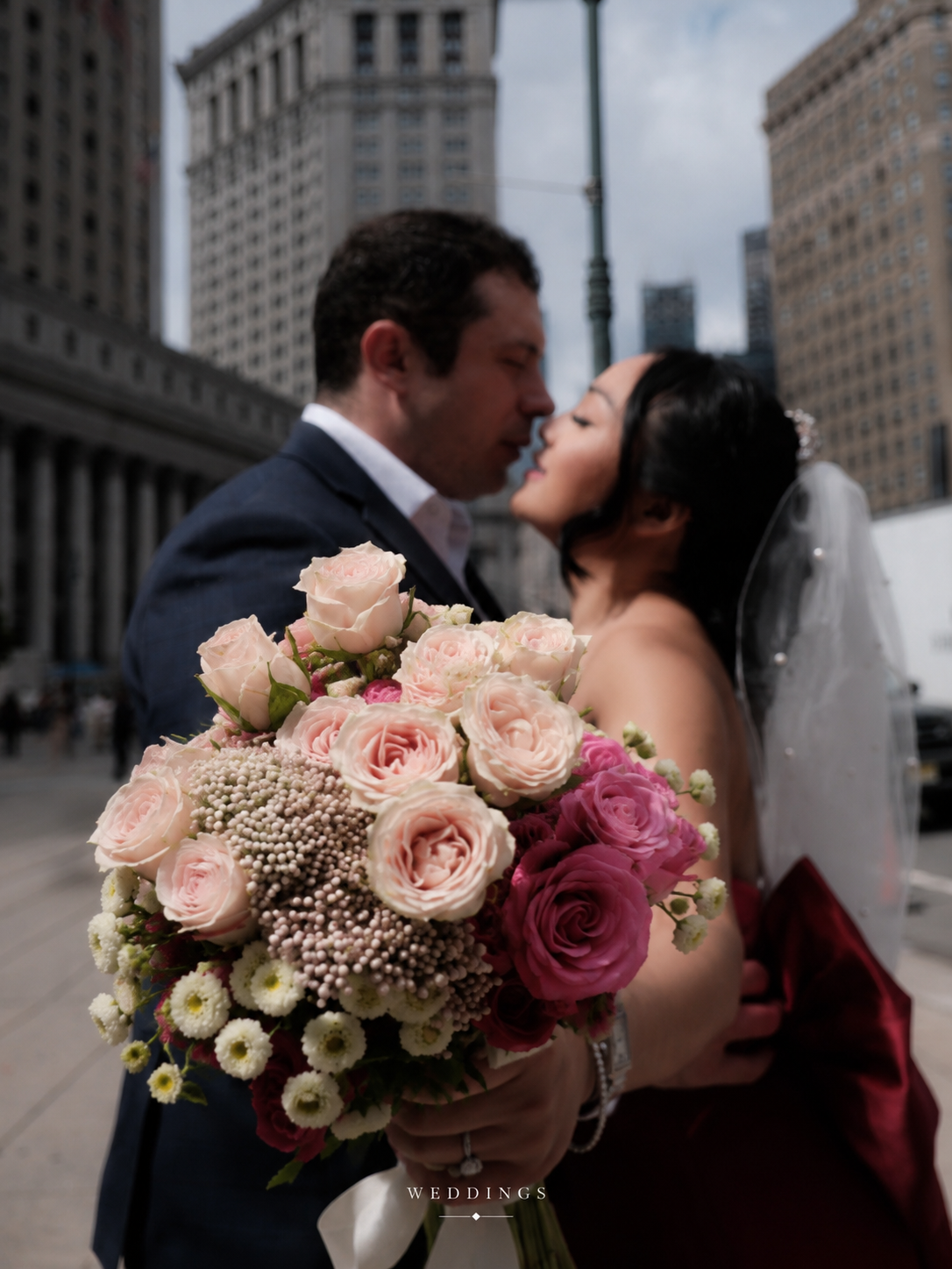 Wedding couple with a soft pink bridal bouquet in New York